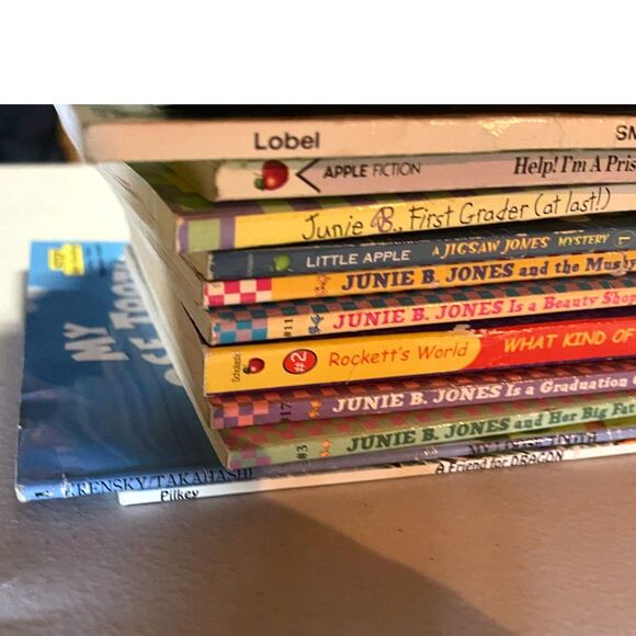 LOT 14 Children's Books First Grade Reader Junie B. Jones, Magic Tree House ++ - Picture 2 of 9